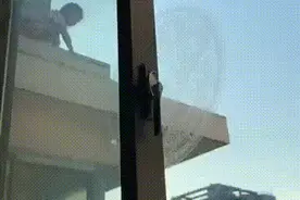 现实版的隐秘角落？蓝衣女孩冷眼看2个小女孩在楼顶爬上爬下图片