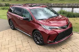 新款丰田塞纳海外提车，落地36万，2.5混动+四驱，真给力图片