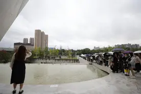 中国最会拍照的保安！有姑娘排队5小时求他拍，网友调侃：我可以抛弃我男朋友了图片