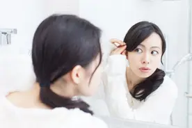 人在照镜子的时候看到的自己，真的会比真实的自己好看30%吗？图片