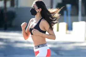 女神艾莎身材管理绝了，腹肌引路人行注目礼，完全看不出30岁图片
