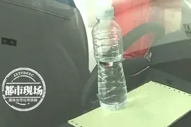 有车的赶紧看！千万别在车里这样放矿泉水，实在太可怕图片