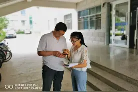 疫情、无证双重门，法院隔门送温情图片