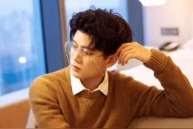 男生冬季怎么穿才帅，学任嘉伦造型，不懂时尚也能穿出时髦感图片