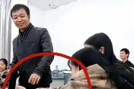 中医老师现场给学生把脉，脸上的笑容逐渐消失！（doge）图片