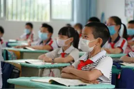 班里转来一位新同学，老师一喊他的名字，全班同学都往外跑图片