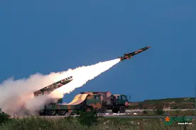 昨天美7架战机护送专机抵台，今天解放军就演练导弹腾空直击目标图片