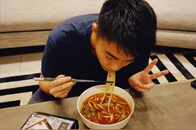 何猷君何超莲深夜互动力破不合传闻，晒女友视角照片好甜蜜图片