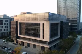 带蓝牙头盔、声纹解锁，还有智能中控屏的两轮电动车你见过吗？图片