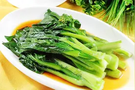 炒青菜水多还发苦？学会这两招，无论炒什么青菜都翠绿口感好