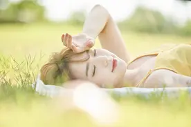 故事：放弃七年暗恋，我准备出国时，却被男神告白“喜欢你六年”图片