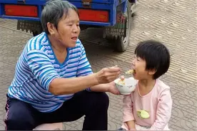 该不该让老人带孩子？关键考量7点，看你家适合自己带还是老人带图片