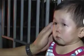 永不放弃的父爱：被父亲抱在怀里三十三年的男人图片