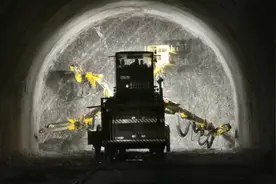 城开高速再传捷报 旗杆山隧道右线贯通图片