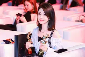 冯提莫素颜遭路人抓拍，年龄成最大悬疑，这皮肤我没眼花吧？图片