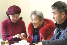 一家六口参战，俩儿子牺牲，妈妈还好吗？老兵春节探望烈士母亲图片