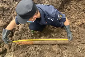 惊！辽源一村民家院内挖出炸弹图片