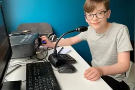 疫情之下，10岁威廉发现通过无线电波与世界各地人们聊天的乐趣图片