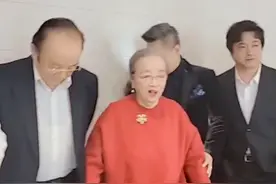 星光大道总决赛群星云集，85岁李明启站c位，杨洪基阎维文耳语图片