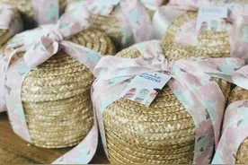 婚礼伴手礼，草编收纳筐搭配彩色丝带图片