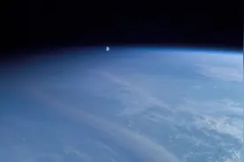 为什么说月球其实是在地球的大气层中运行？图片