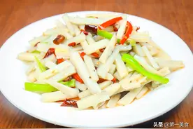 莲藕怎么炒清脆不发黑，厨师长告诉你技巧，脆嫩可口，酸辣入味图片