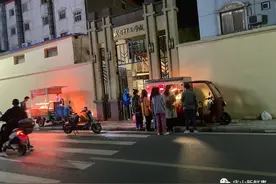 武汉这里新增一地摊小吃街，摆地摊的集聚到这里，人气还挺旺图片