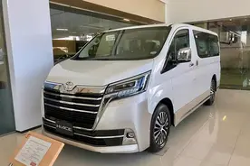 果然是丰田最大MPV，2.8T大9座，新款丰田HIACE实拍图片