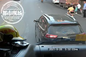 南昌：消防车紧急出警，小车不让路，还恶意阻拦？图片