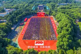 这些来自武汉的毕业照受到54万国际粉丝青睐，“最美毕业照”摄影大赛收官图片