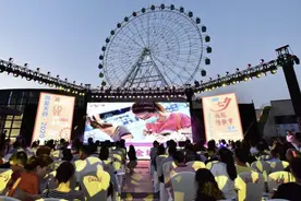战“疫”夫妇 金婚老人 12对成都情侣献唱七夕晚会图片