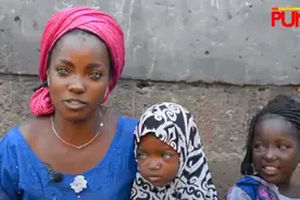 非洲妈妈和俩女儿都有罕见蓝眼睛，老公却以此为耻，狠心抛妻弃女图片