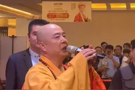 广东东莞：徐少华穿袈裟参加商演，众人争相拍照，还轮流着握手图片