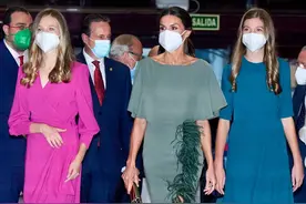 西班牙长公主回国！穿红裙比“舞女风”王后性感，妹妹输身材曲线图片