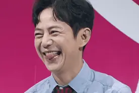 何炅做完手术录节目，耳朵没拆线只能配手麦，他却一直为迟到道歉图片