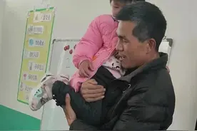 打开“鸡腿”姑娘火了！背后还有个80后白发校长图片