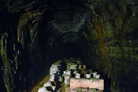 国防工程炸出千年古墓，陪葬品堆积如山，竟一次出土两件金缕玉衣图片