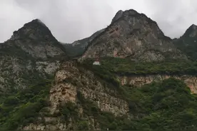 密云迷晚岫，暗雾锁长空图片