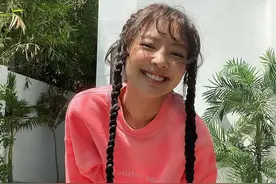 jennie“暴风”更新INS，双马尾长辫配荧光粉套装，肤色疑似美黑图片