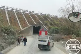 事发南昌！两牵引车在涵洞相撞，驾驶员被卡住动弹不得图片