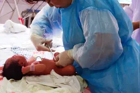 新生儿出生后的“黄金1小时”，要经历11件事，一个环节都不能少图片