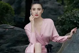 40岁宋佳衣品好，愣将粉色连衣裙穿成“睡衣”，却一点不显老气图片