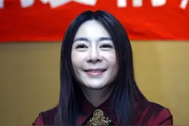 喻可欣变化真大，打扮也是很成熟低调的，猜不到她是刘德华前女友图片