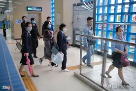 中国造越南第一条地铁运营，三天客流近十万，成为河内网红打卡点图片