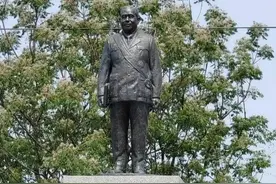 郝柏村铜像设立台湾南投，郝龙斌：父亲遗愿之一是反对“台独”图片