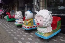 一块钱一次的“摇摇车”，你给孩子坐过吗？看似可爱其实危机四伏图片