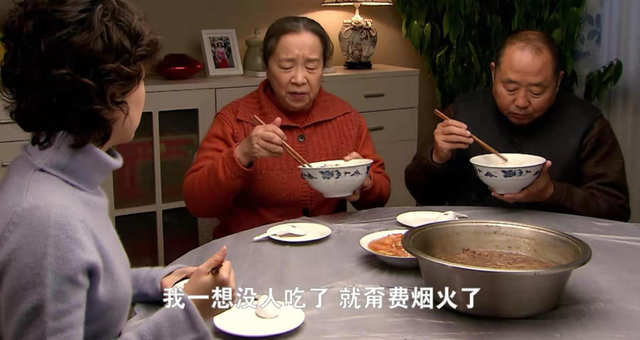 《双面胶》：被家暴的胡丽鹃很悲惨？亚平妈才是全剧最可怜的女人