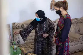 约旦50岁冻龄王后风情万种！印花长裙勒出少女身材，脖子上没皱纹图片