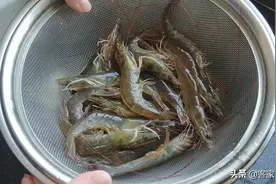 过年鲜虾不做菜，试试这一款客家传统年货做法，酥香好吃入口即化图片