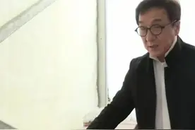 成龙大哥老了！66岁满脸皱纹老态明显，弯腰捡水瓶被赞环保大使图片